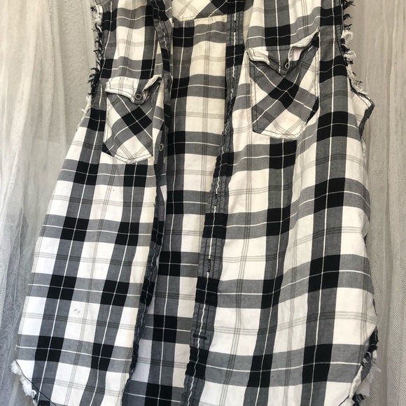 🌞 Guess sleeveless distressed muscle shirt button up collar pockets plaid S - Picture 6 of 16